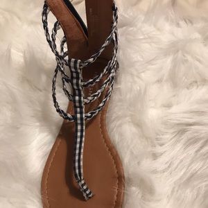 Women thong sandals used good condition/small